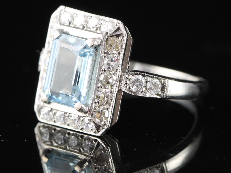 STUNNNING ART DECO INSPIRED AQUAMARINE AND DIAMOND 18 CARAT GOLD RNG