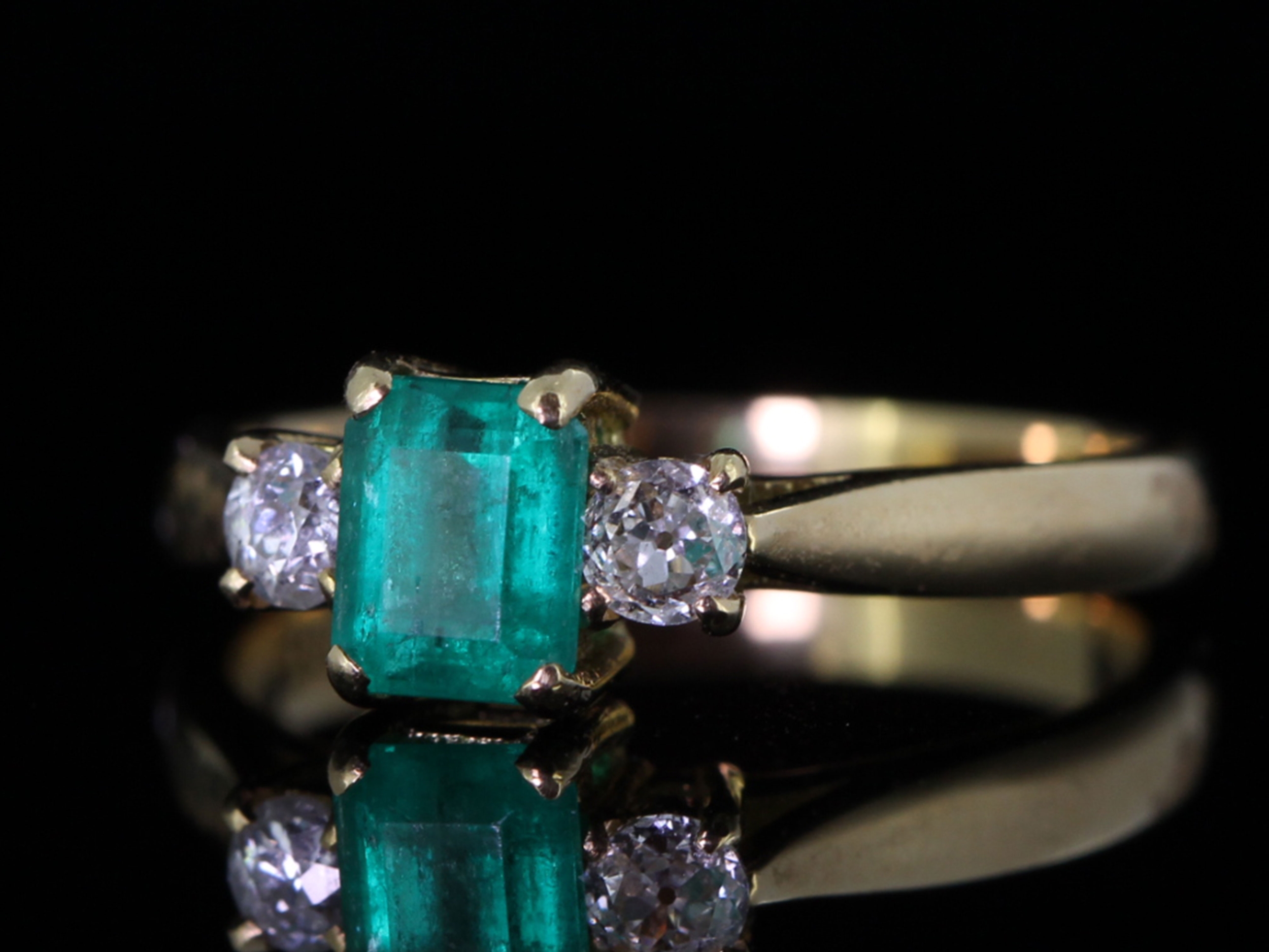  PRETTY EMERALD AND DIAMOND TRILOGY 18 CARAT GOLD RING
