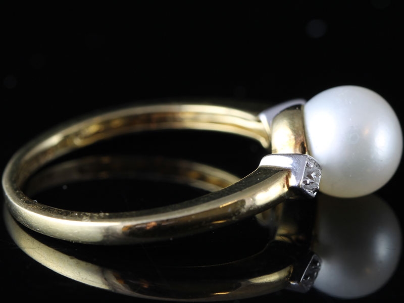 ELEGANT PEARL AND DIAMOND 9 CARAT GOLD RING