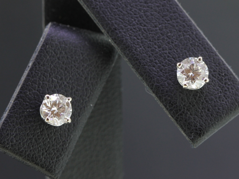 ELEGANT DIAMOND SOLITAIRE STUD 18 CARAT GOLD EARRINGS