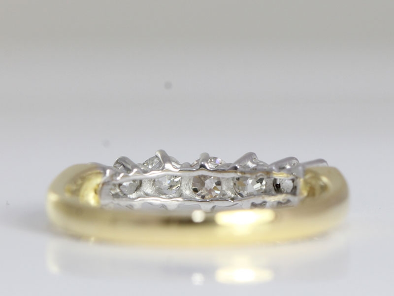  PRETTY SEVEN STONE DIAMOND 18 CARAT GOLD RING