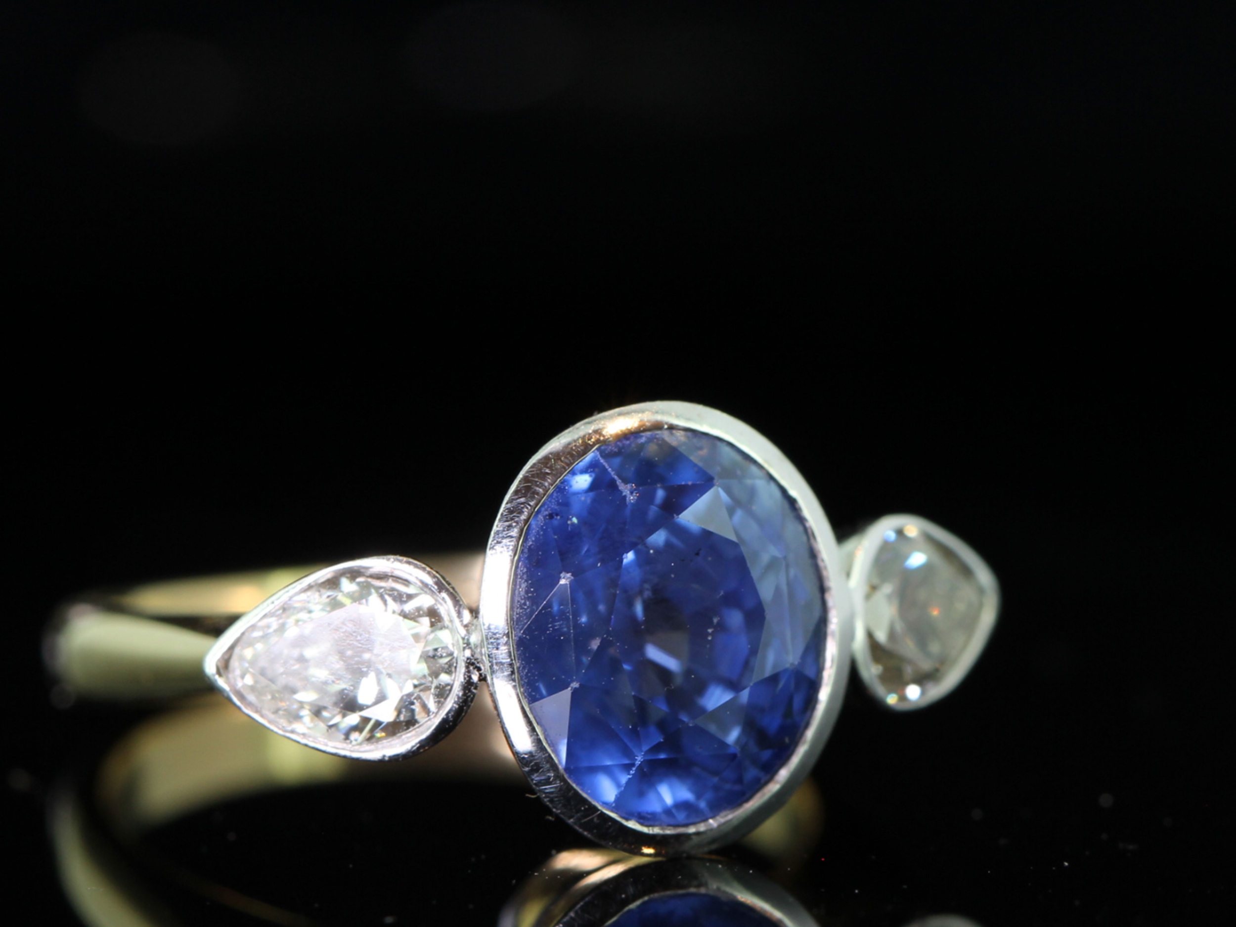SPECTACULAR SAPPHIRE AND DIAMOND TRILOGY 18 CARAT GOLD RING