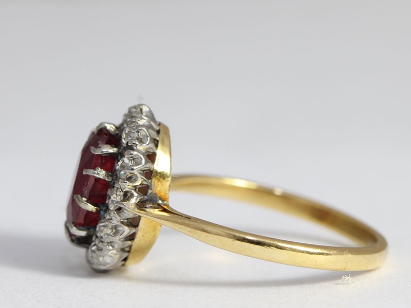  A DAZZLING RUBY AND DIAMOND 18 CARAT GOLD CLUSTER RING