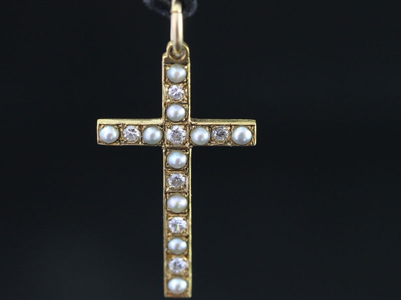 GRACEFUL EDWARDIAN DIAMOND AND SEED PEARL CROSS