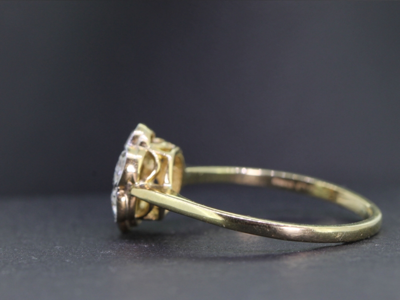 BEAUTIFUL EDWARDIAN DIAMOND DAISY 18 CARAT GOLD RING