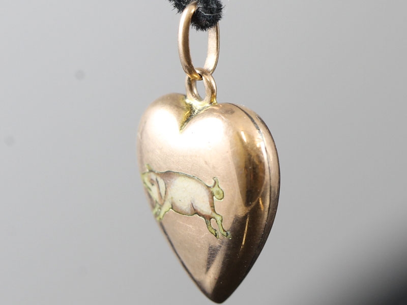 SWEET VICTORIAN ENAMEL PIG ROSE GOLD HEART CHARM