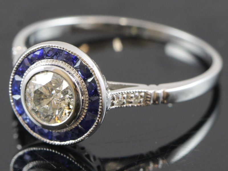 ATTRACTIVE DIAMOND AND SAPPHIRE 18 CARAT GOLD RING