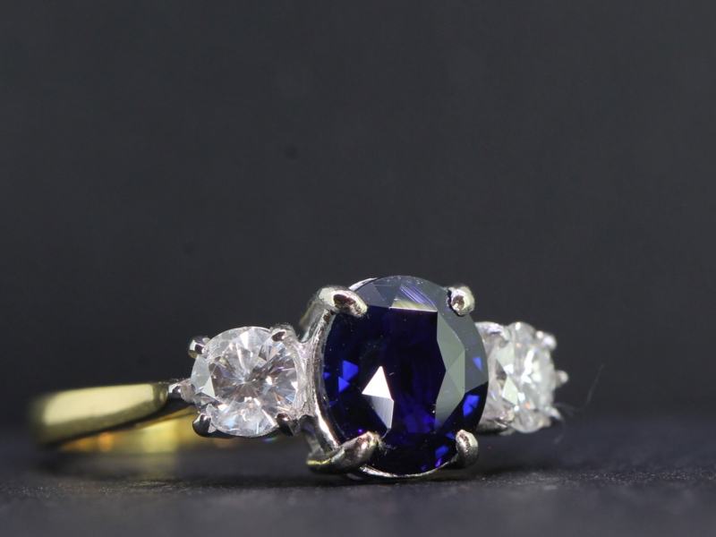  STUNNING SAPPHIRE AND DIAMOND TRILOGY 18 GOLD RING
