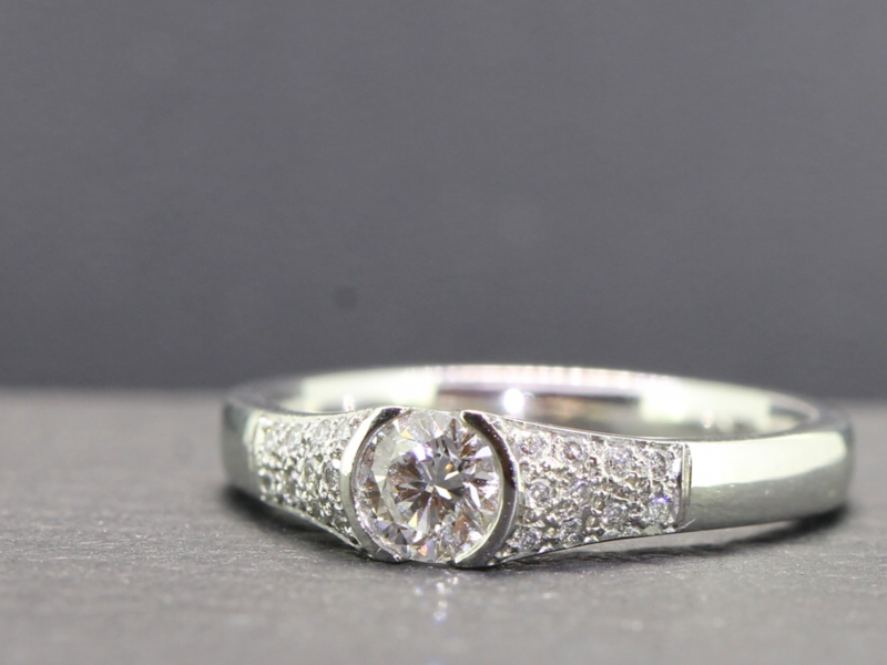 FABULOUS ART DECO INSPIRED PLATINUM DIAMOND RING