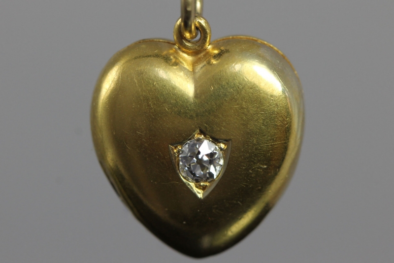  BEAUTIFUL EDWARDIAN ANTIQUE HEART WITH A DIAMOND 18 CARAT GOLD LOCKET