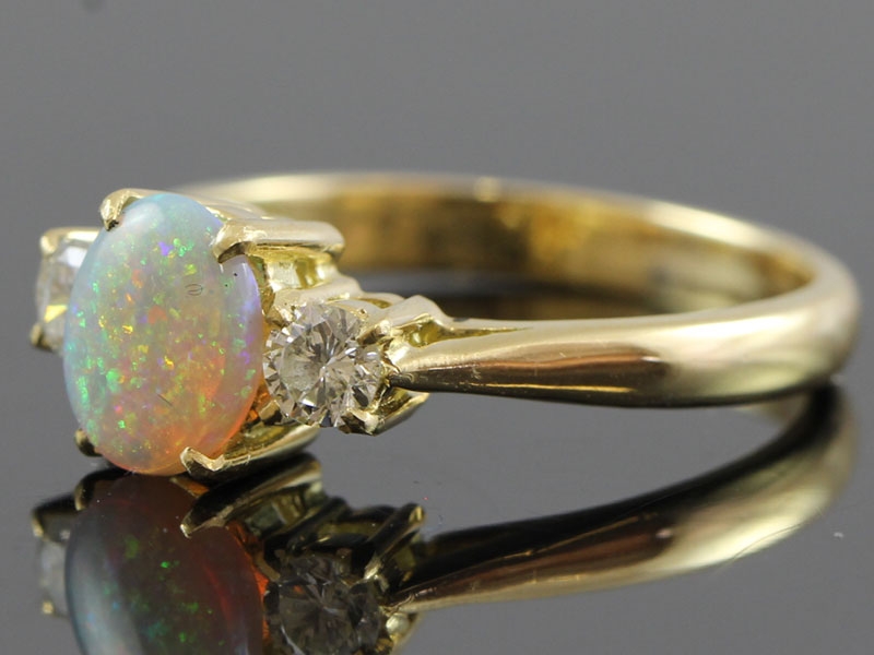 BEAUTIFUL OPAL AND DIAMOND TRILOGY 18 CARAT GOLD RING