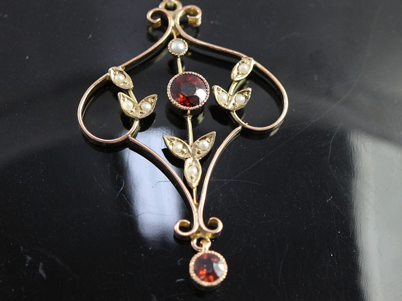 PRETTY EDWARDIAN SEED PEARL AND GARNET 9 CARAT GOLD PENDANT AND CHAIN