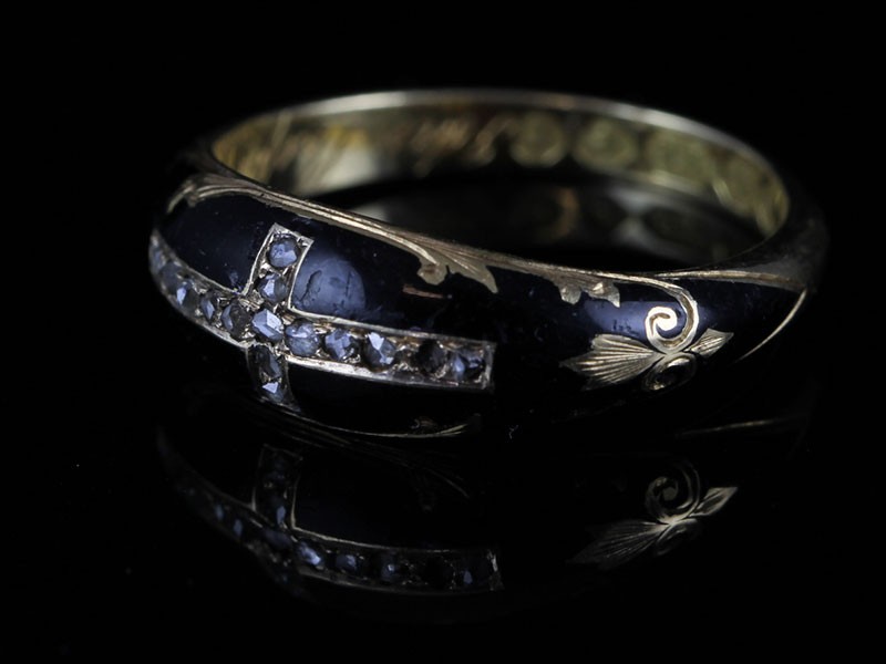 VICTORIAN BLACK ENAMEL DIAMOND 18 CARAT MOURNING RING 