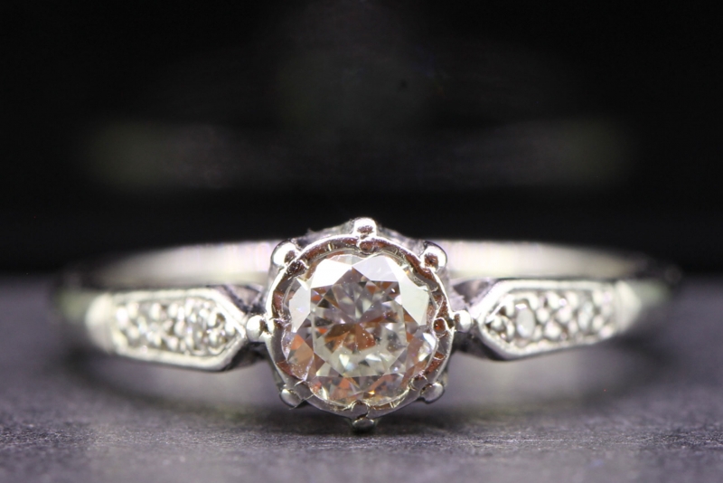 BEAUTIFUL DIAMOND ART DECO SOLITAIRE PLATINUM RING