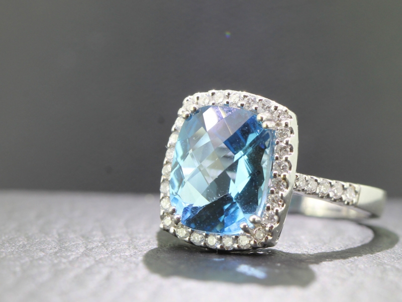 SPECTACULAR BLUE TOPAZ AND DIAMOND 18 CARAT GOLD RING