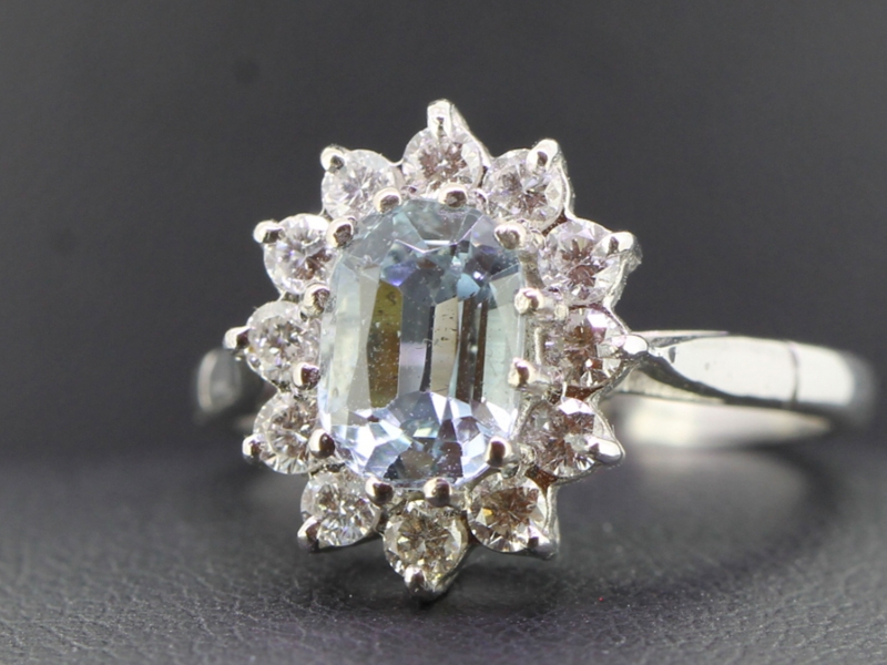 GORGEOUS AQUAMARINE AND DIAMOND 18 CARAT GOLD CLUSTER RING