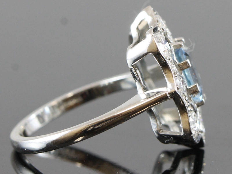 STRIKING ART DECO INSPIRED AQUAMARINE AND DIMAOND 18 CARAT GOLD RING