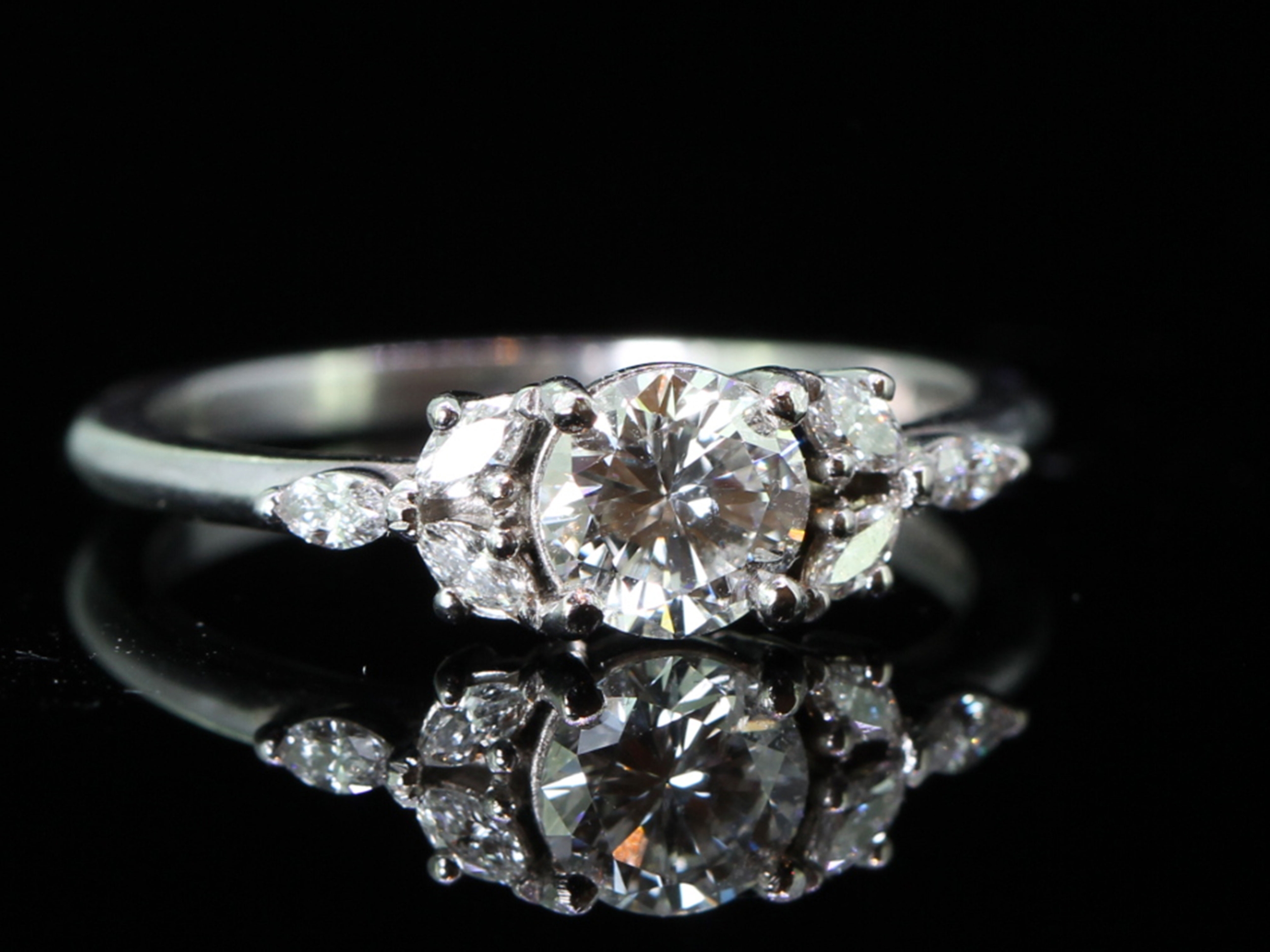 Graceful Diamond 18 Carat Gold Floral Ring