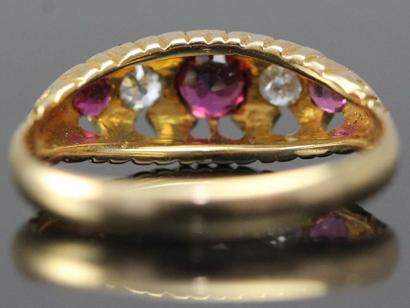 BEAUTIFUL EDWARDIAN RUBY AND DIAMOND 18 CARAT GOLD RING 