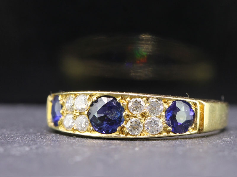  ELEGANT EDWARDIAN SAPPHIRE AND DIAMOND 18 CARAT GOLD BAND