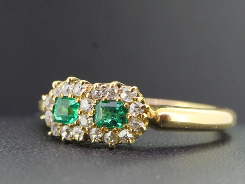 ELEGANT COLOMBIAN EMERALD AND DIAMOND 18 CARAT GOLD RING