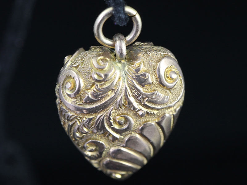 PRETTY EDWARDIAN HEART ENGRAVED 15 CARAT GOLD PENDANT