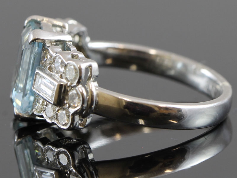  MAGNIFICENT AQUAMARINE AND DIAMOND ART DECO INSPIRED PLATINUM RING