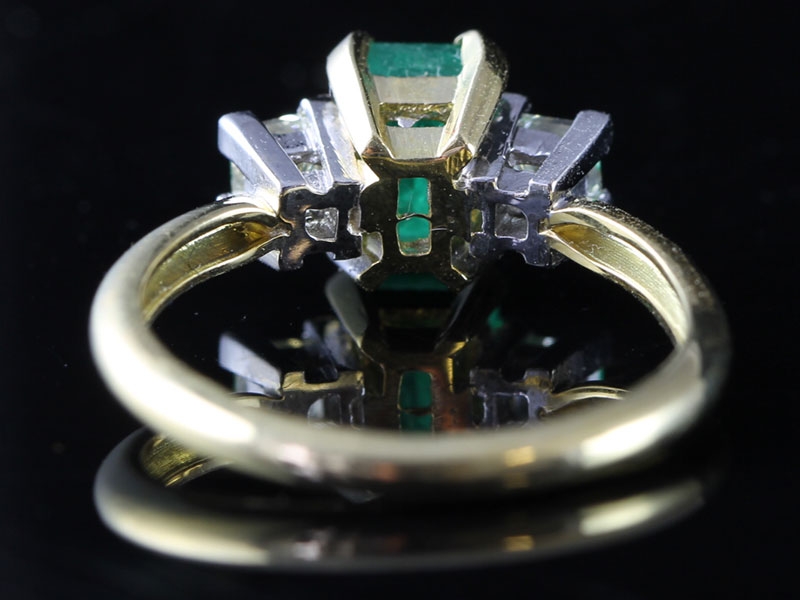 CLASSIC EMERALD CUT COLUMBIAN EMERALD AND DIAMOND TRILOGY 18 CARAT GOLD RING