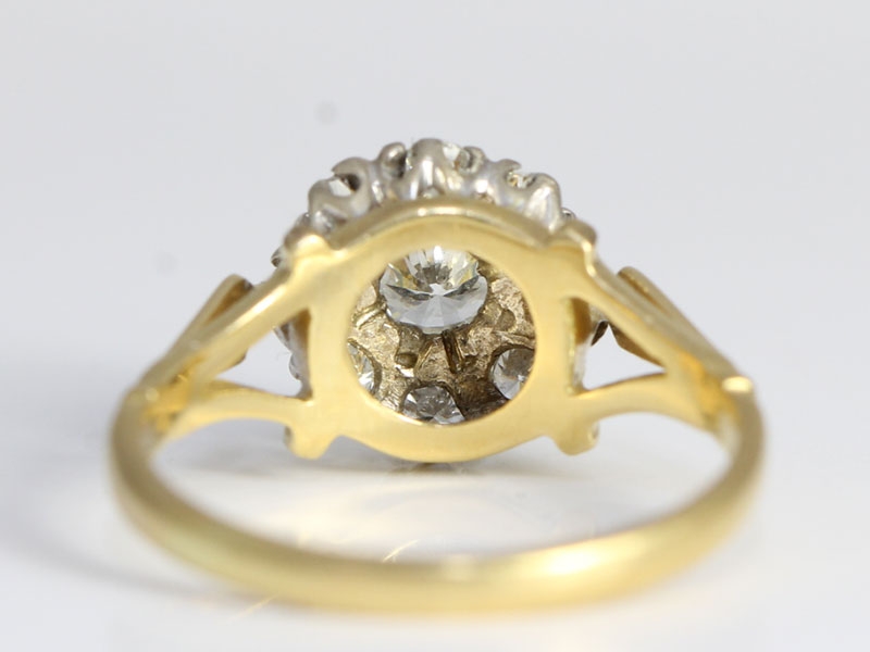 WONDERFUL DIAMOND DAISY 18 CARAT GOLD AND PLATINUM RING