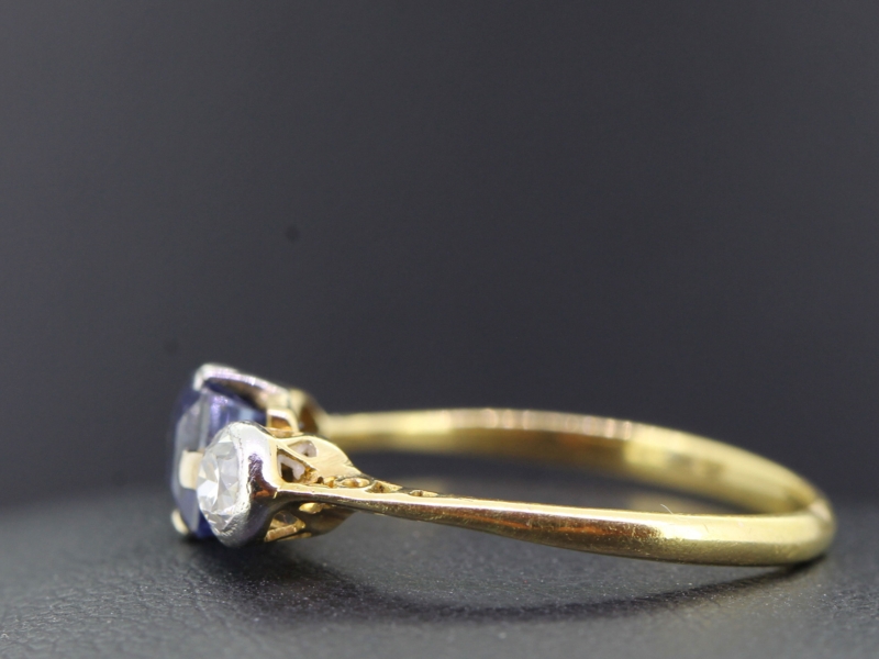 PRETTY SAPPHIRE AND DIAMOND 18 CARAT GOLD RING