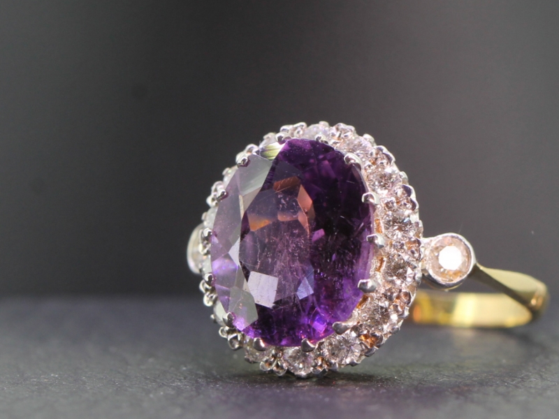 STUNNING AMETHYST AND DIAMOND 18 CARAT GOLD CLUSTER RING