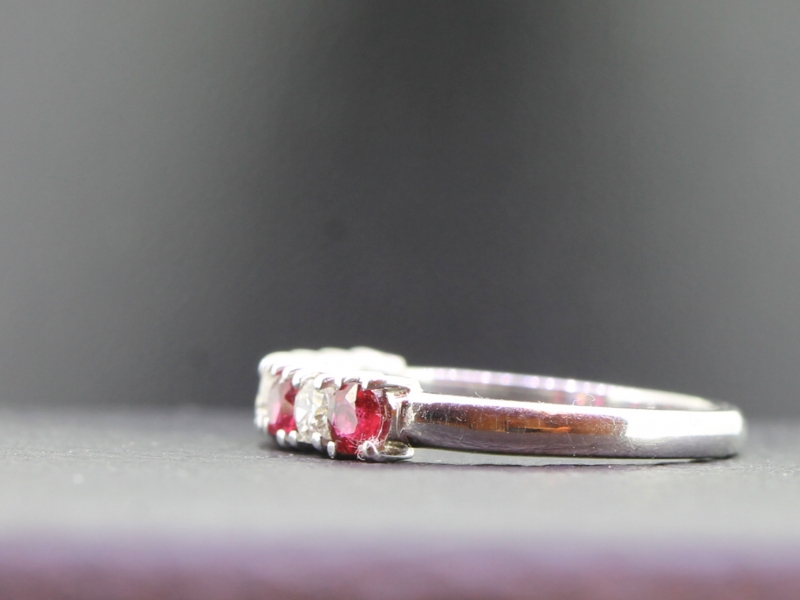 STUNNING RUBY AND DIAMOND 7 STONE 18 CARAT GOLD RING