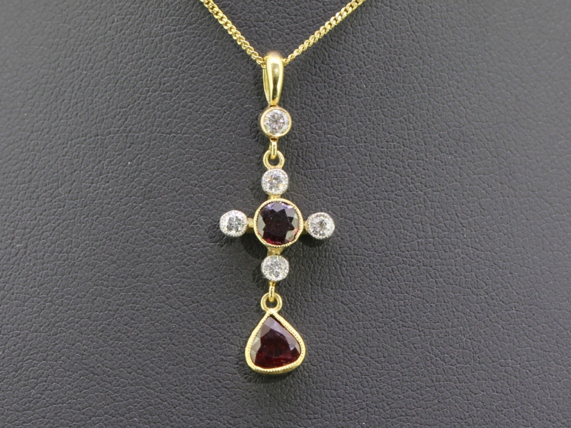  STUNNING EDWARDIAN BURMESE RUBY AND DIAMOND PENDANT AND 18 CARAT GOLD CHAIN