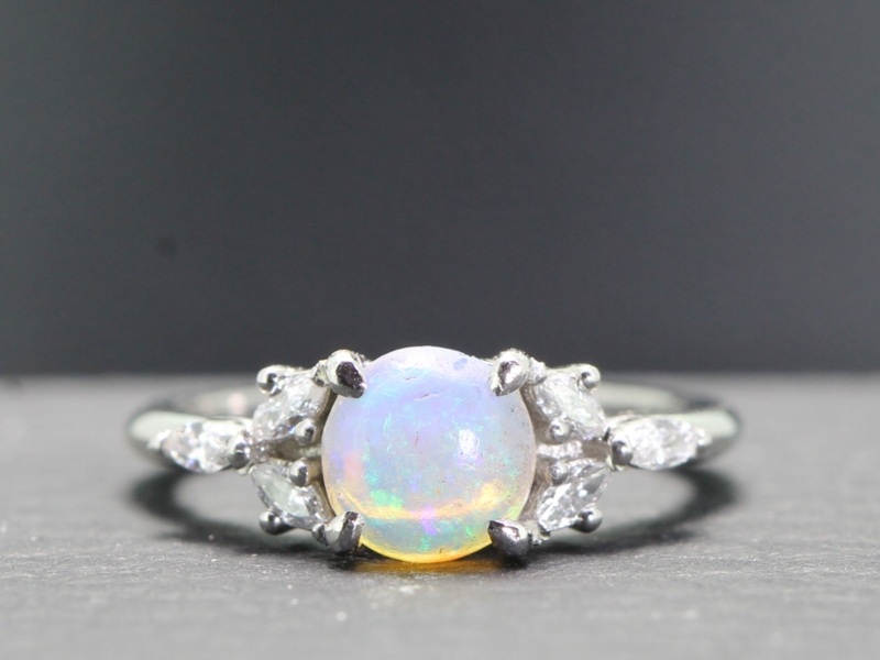 BEAUTIFUL OPAL AND DIAMOND PLATINUM RING