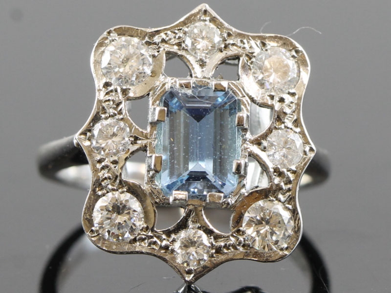 STRIKING ART DECO INSPIRED AQUAMARINE AND DIMAOND 18 CARAT GOLD RING