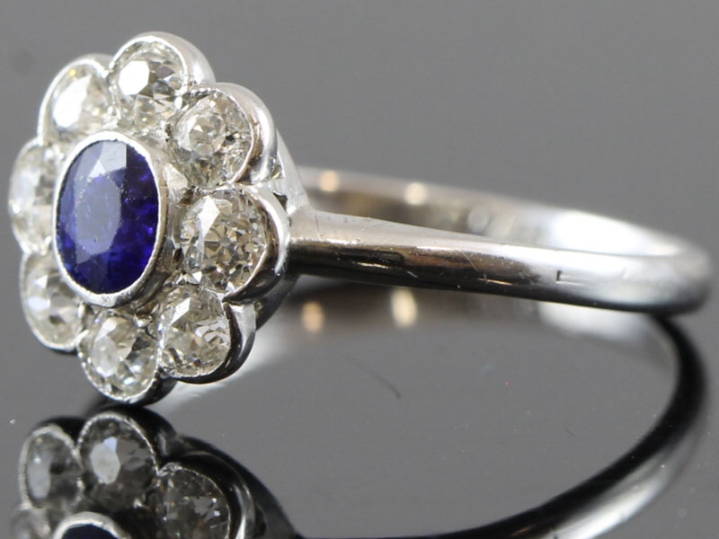 BEAUTIFUL EDWARDIAN SAPPHIRE AND DIAMOND DAISY PLATINUM RING