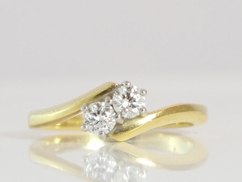 GORGEOUS TWO STONE DIAMOND ON A TWIST IN 18 CARAT GOLD