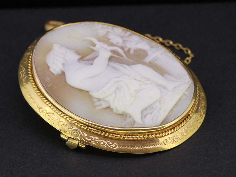 STUNNING VICTORIAN BULL MOUTH SHELL CAMEO BROOCH 9 CARAT GOLD FRAME