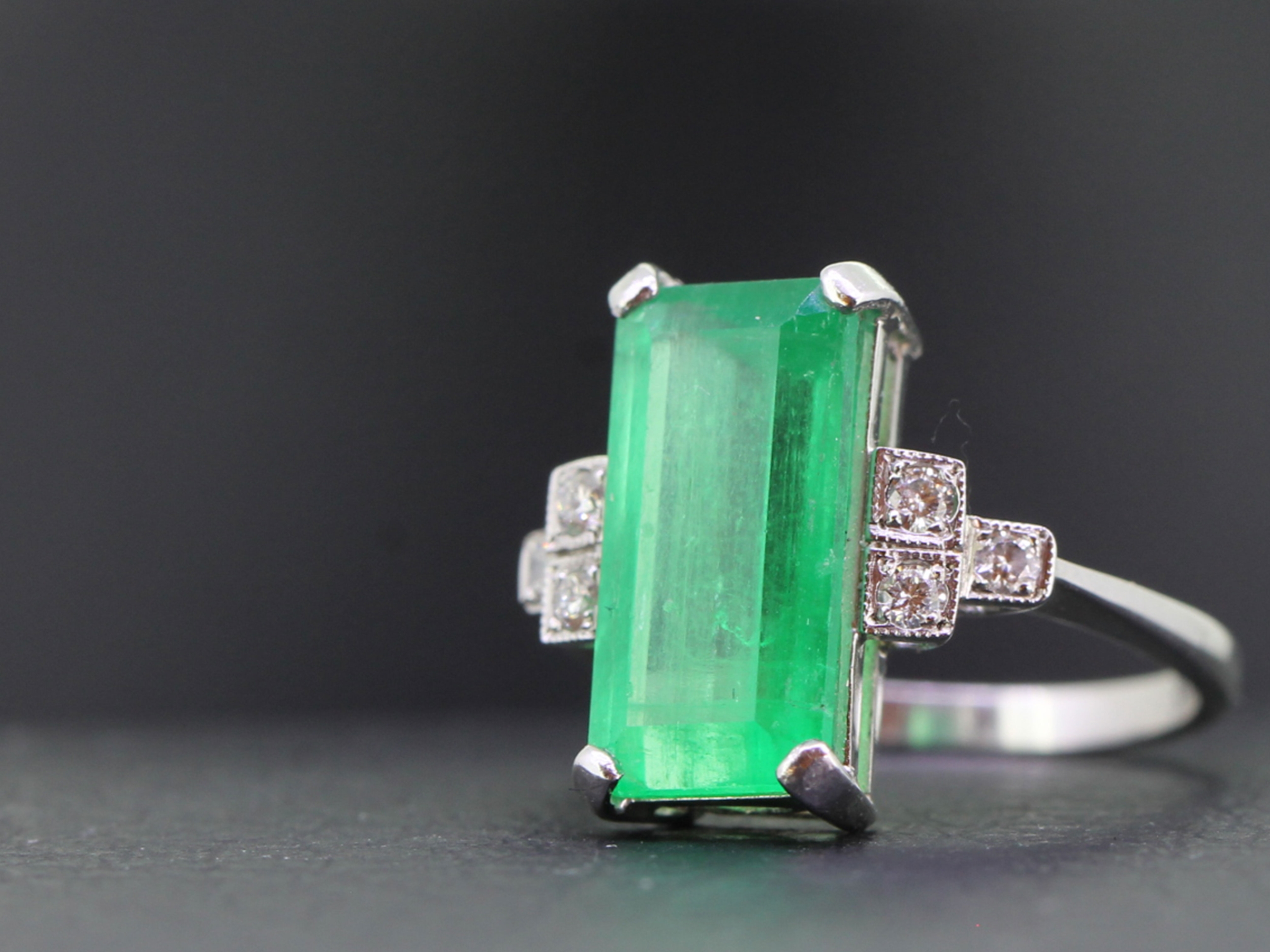 STUNNING COLOMBIAN EMERALD AND DIAMOND PLATINUM RING