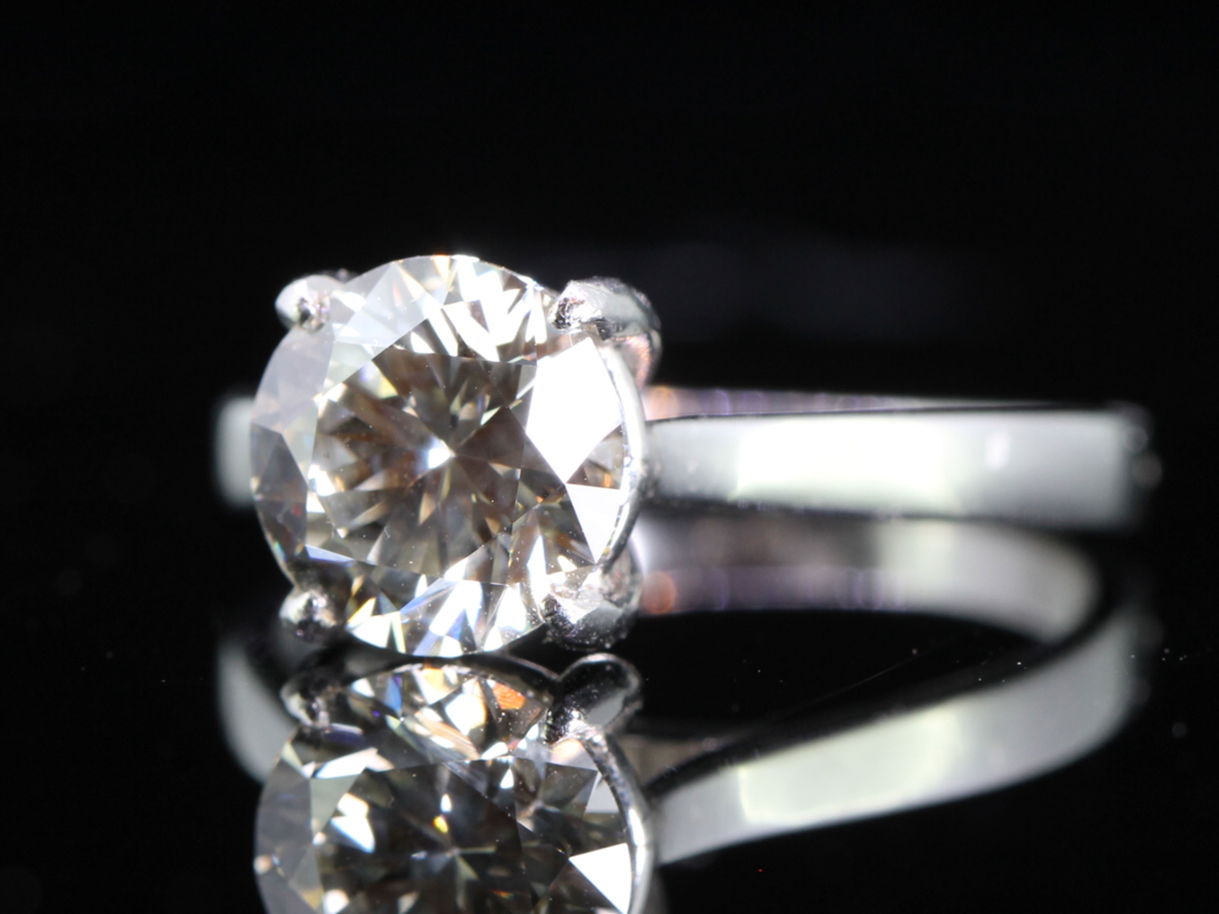 BREATHTAKING 2.21 CARAT DIAMOND SOLITAIRE PLATINUM RING