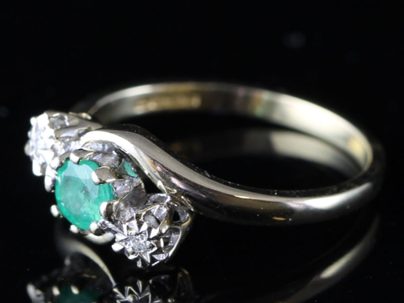  LOVELY 3 STONE DIAMOND AND EMERALD 9 CARAT GOLD RING