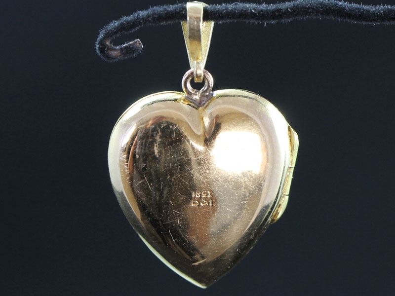 BEAUTIFUL VINTAGE HEART AND DIAMOND 18 CARAT GOLD LOCKET