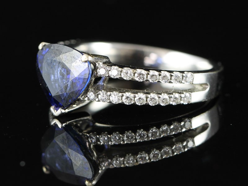 STUNNING 1.00 CARAT SAPPHIRE AND DIAMOND CHEVRON 18 CARAT GOLD RING