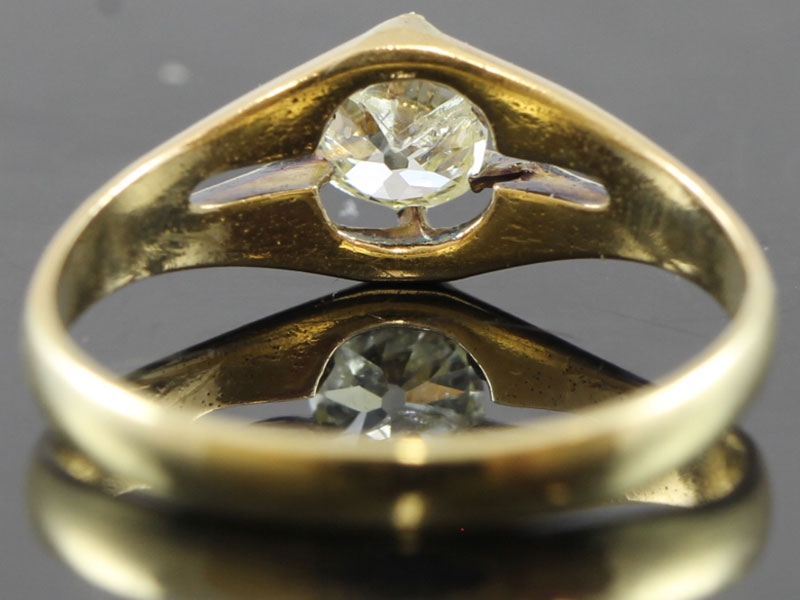  BEAUTIFUL DIAMOND SOLITAIRE 18 CARAT GOLD RING