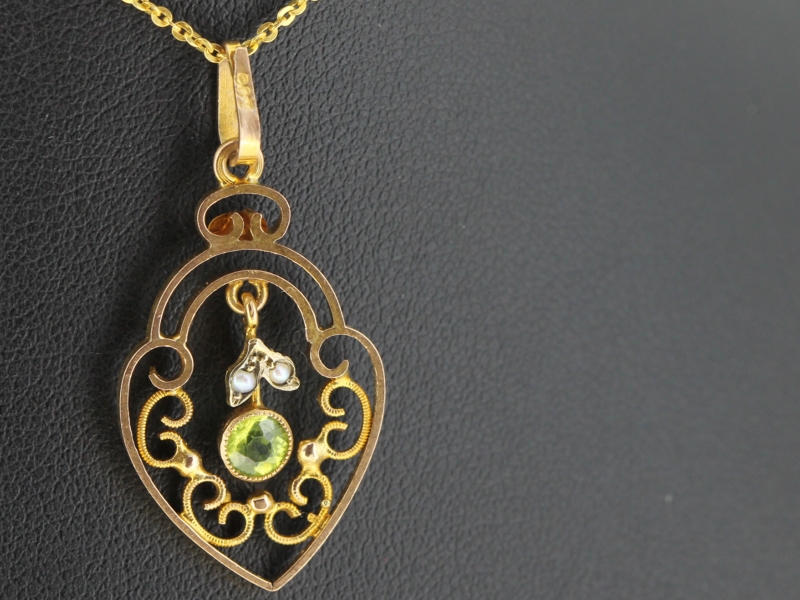 CHARMING PERIDOT AND PEARL 9 CARAT GOLD PENDANT