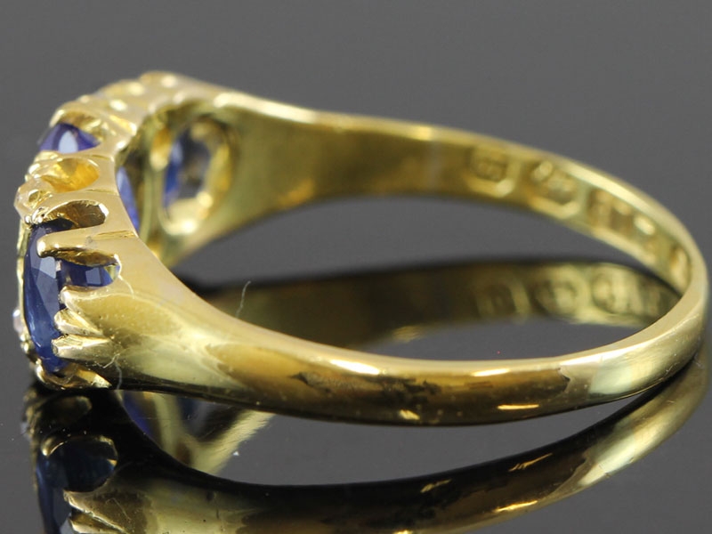 ATTRACTIVE EDWARDIAN SAPPHIRE AND DIAMOND 18 CARAT GOLD RING