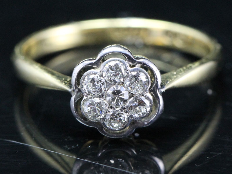  WONDERFUL VINTAGE DIAMOND DIASY CLUSTER 18 CARAT GOLD RING