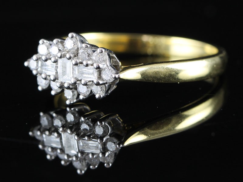 BEAUTIFUL BAGUETTE AND ROUND BRILLIANT CUT DIAMOND 18 CARAT GOLD RING