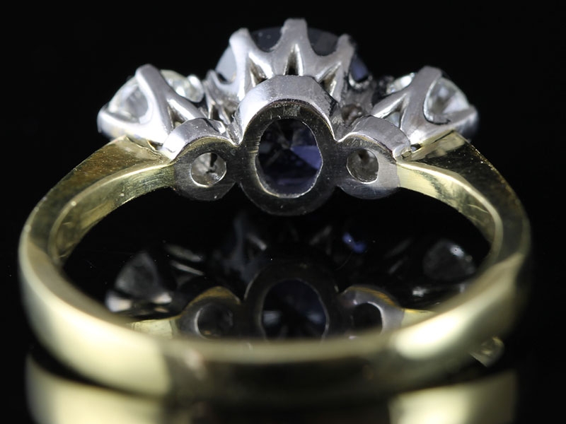 GORGEOUS AUSTRALIAN SAPPHIRE AND DIAMOND 18 CARAT GOLD TRILOGY RING