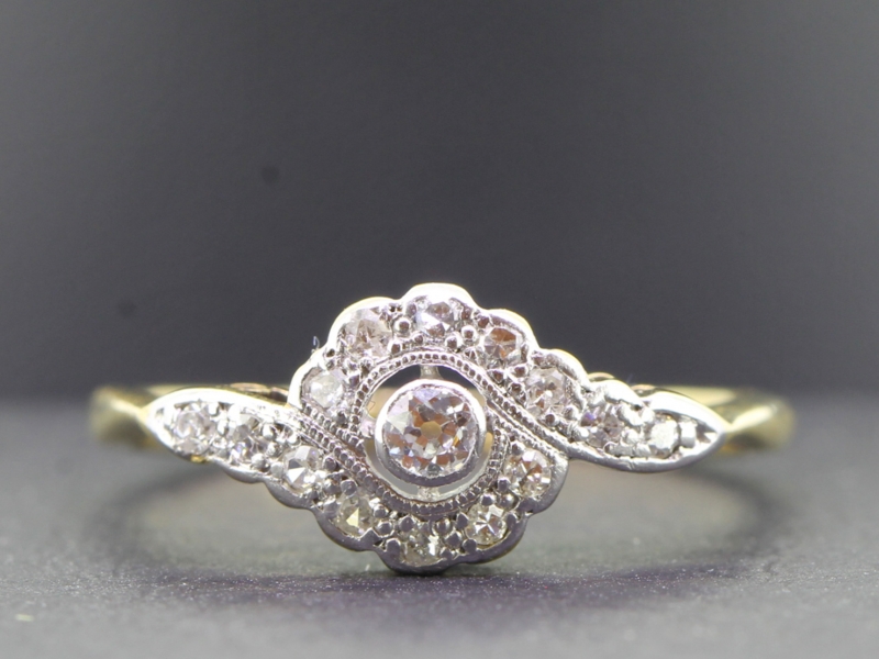 ELEGANT ART DECO DIAMOND 18 CARAT CLUSTER RING